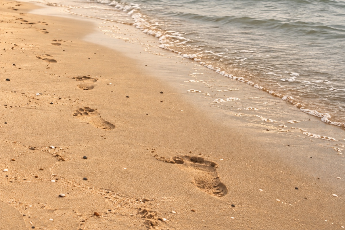 Fußspuren im Sand am Wasser